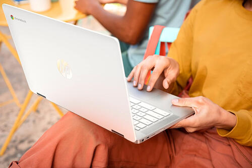 Flexibel und leicht! HP Chromebook x360 14a-ca0219ng (14 Zoll / HD Touch) 2in1 Laptop (Intel Celeron N4020, 64GB eMMC, 4GB LPDDR4, ChromeOS, QWERTZ) Silber/ Weiß Mobilität wird nicht nur durch schmales & leichtes Design definiert..